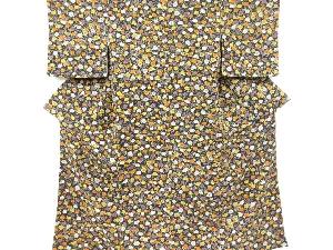 縮緬地菊牡丹唐草模様小紋着物